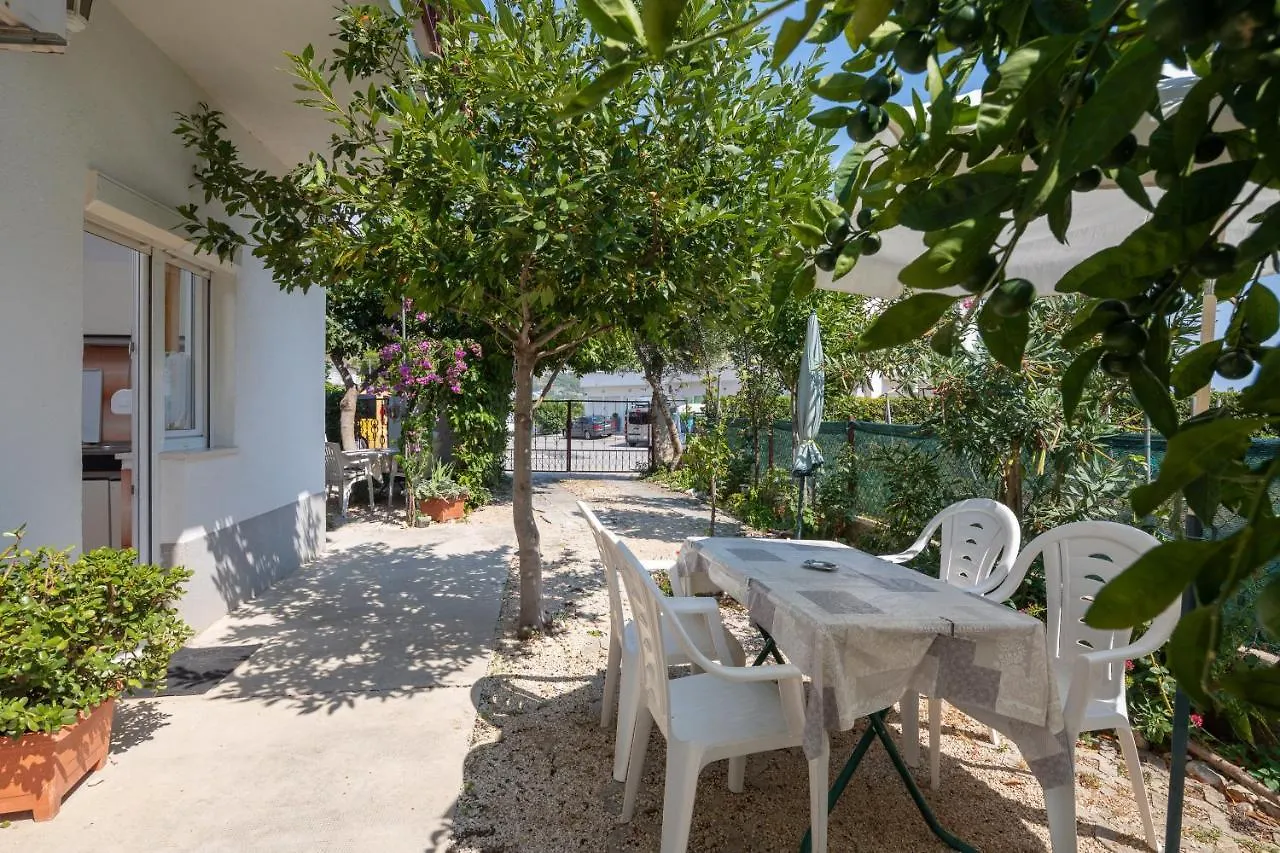 A1 - Apt Near Beach With Patio Parking And Grill Split