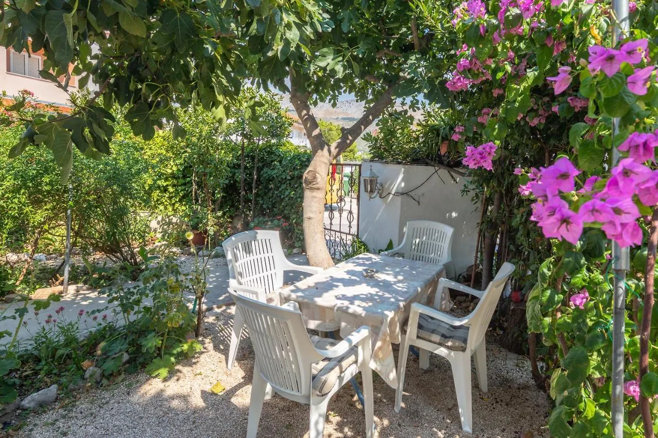 A1 - Apt Near Beach With Patio Parking And Grill Split 0*,  Croacia