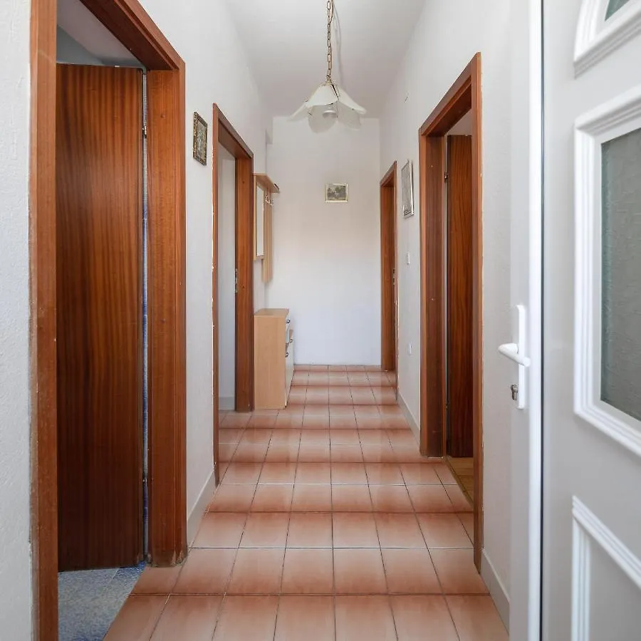 A1 - Apt Near Beach With Patio Parking And Grill Split 0*,  Croacia