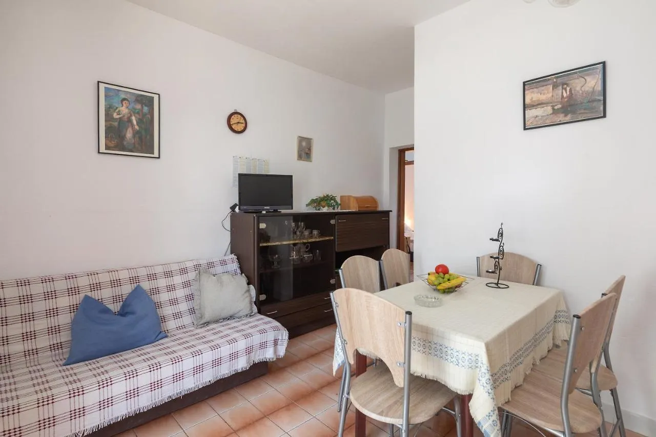 A1 - Apt Near Beach With Patio Parking And Grill Split Apartment