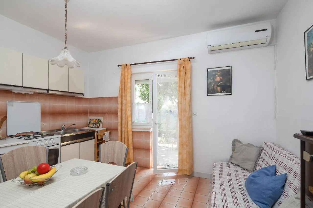 A1 - Apt Near Beach With Patio Parking And Grill Split Croatia