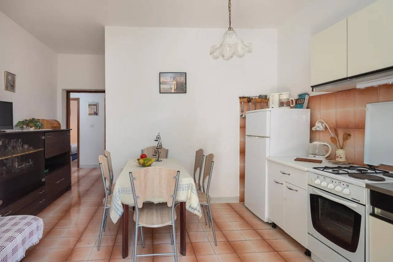 A1 - Apt Near Beach With Patio Parking And Grill Split Apartment