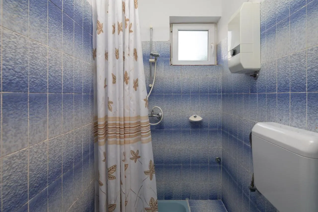 A1 - Apt Near Beach With Patio Parking And Grill Split 0*,  Croatia