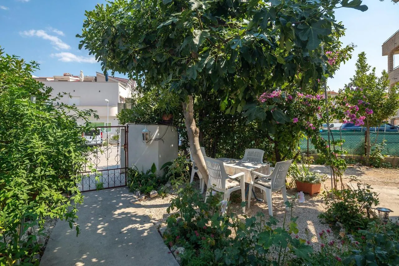 Apartment A1 - Apt Near Beach With Patio Parking And Grill Split