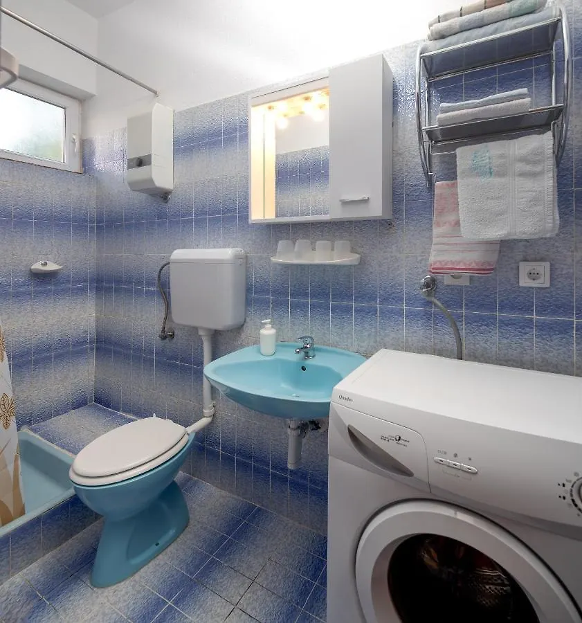 A1 - Apt Near Beach With Patio Parking And Grill Split Apartment