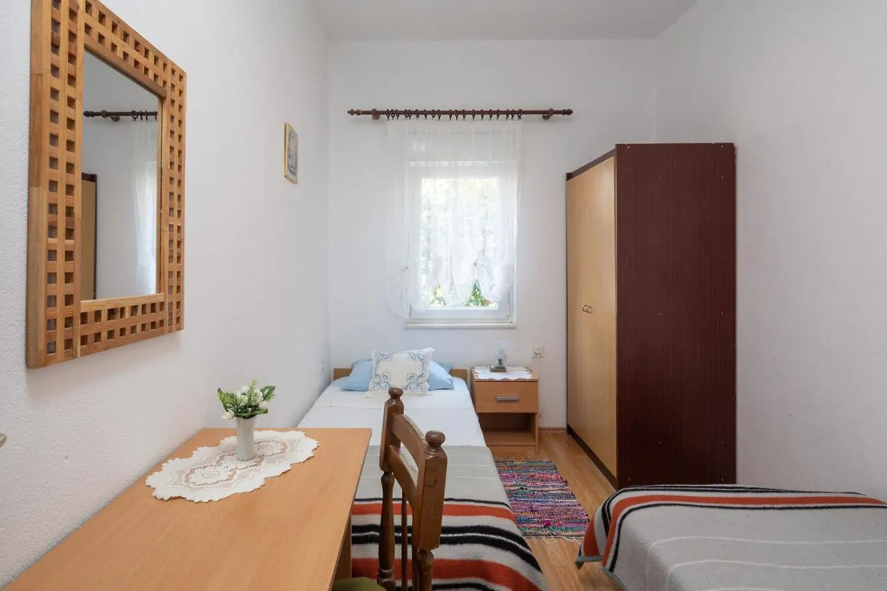 Apartment A1 - Apt Near Beach With Patio Parking And Grill Split