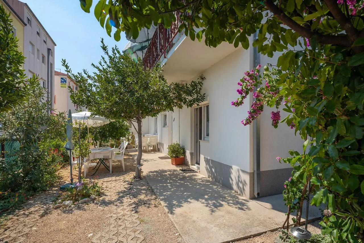 A1 - Apt Near Beach With Patio Parking And Grill Split