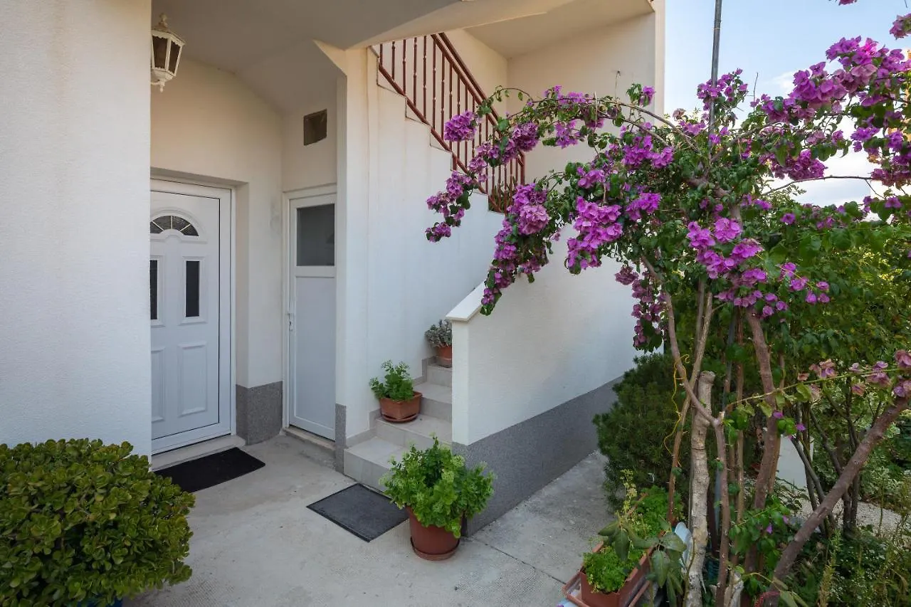 Apartment A1 - Apt Near Beach With Patio Parking And Grill Split